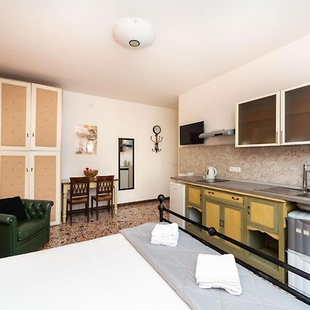 מסטרה Monti Guesthouse מראה חיצוני תמונה